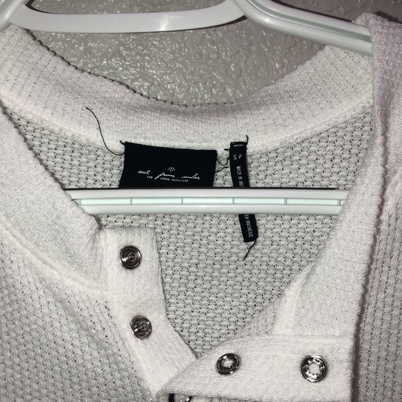 A cute sheer white top - Picture 3 of 4